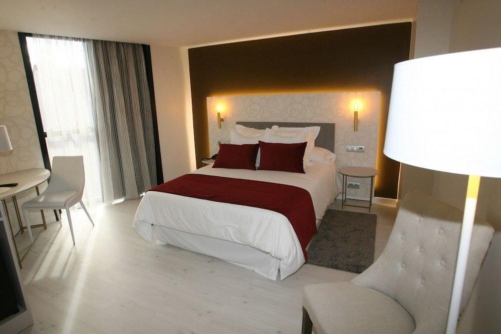 מונפורט דה למוס Hotel Cardenal מראה חיצוני תמונה