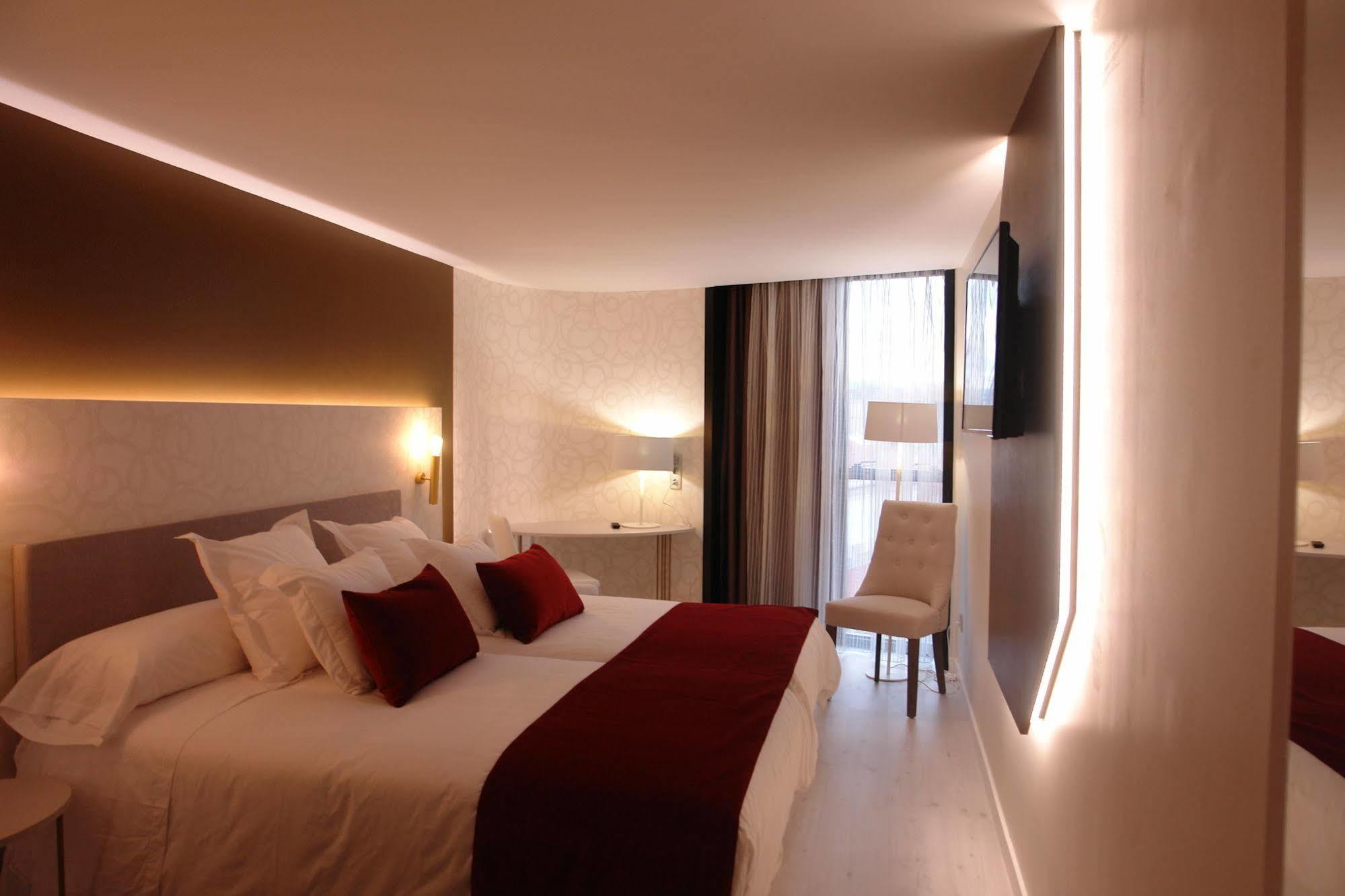 מונפורט דה למוס Hotel Cardenal מראה חיצוני תמונה