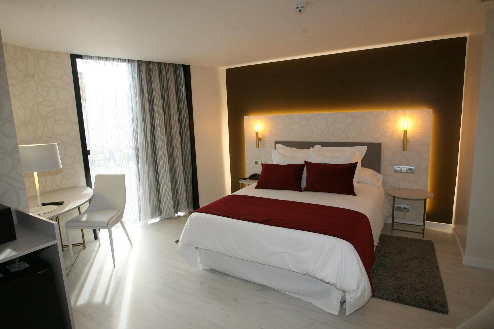 מונפורט דה למוס Hotel Cardenal מראה חיצוני תמונה