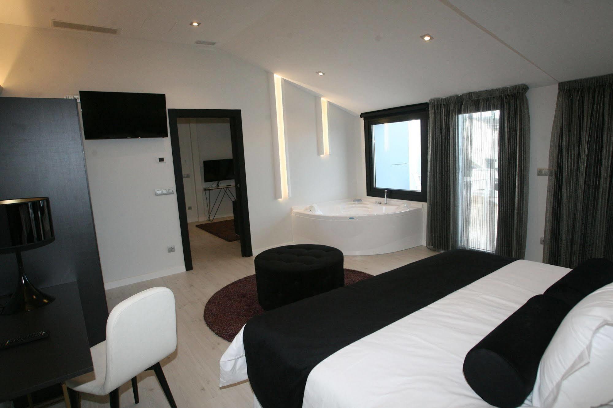 מונפורט דה למוס Hotel Cardenal מראה חיצוני תמונה
